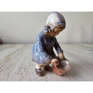 Royal Copenhagen 1151 dahl jensen girl planting gardener bucket RARE Denmark vin